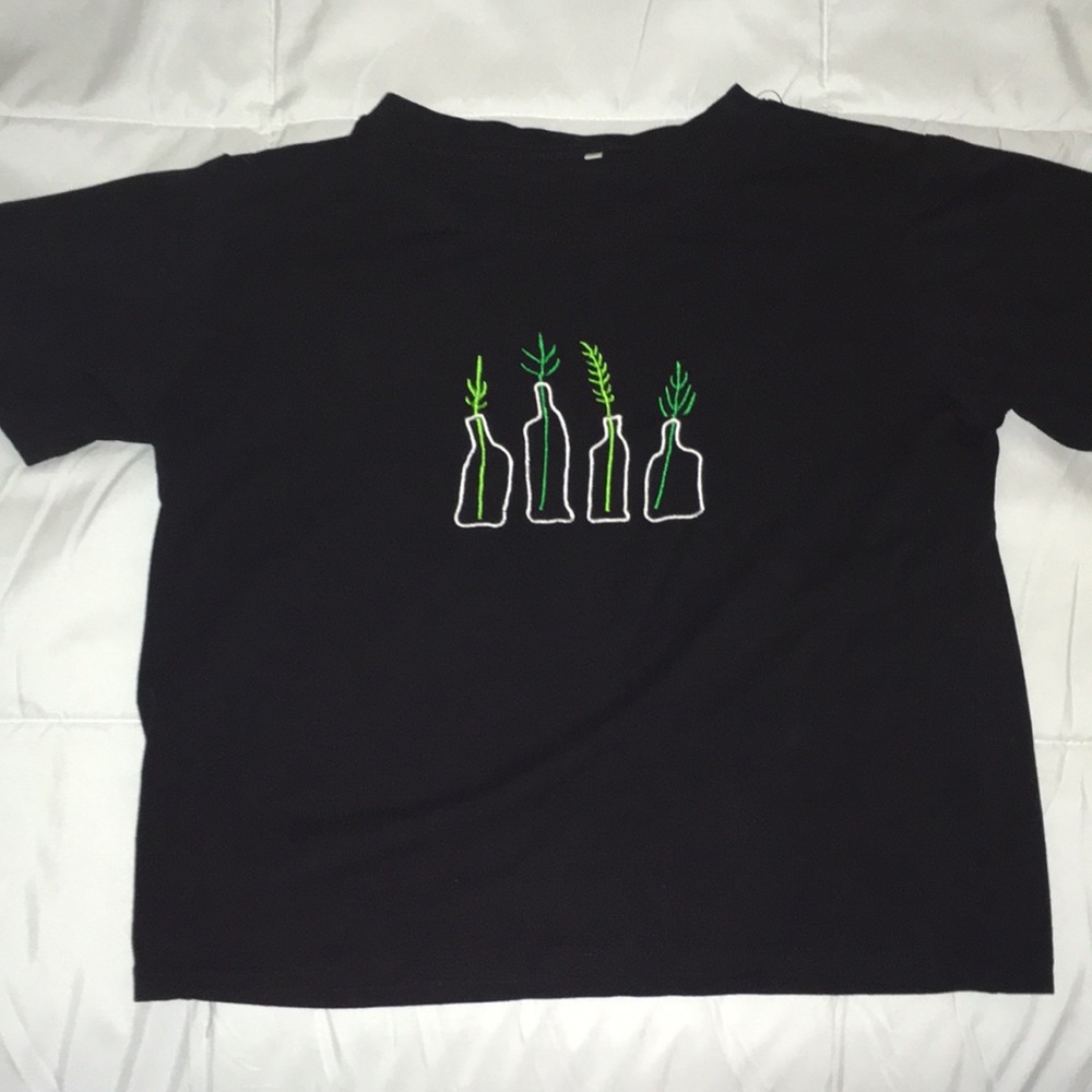 womens cute plant/vase embroidered cropped tee